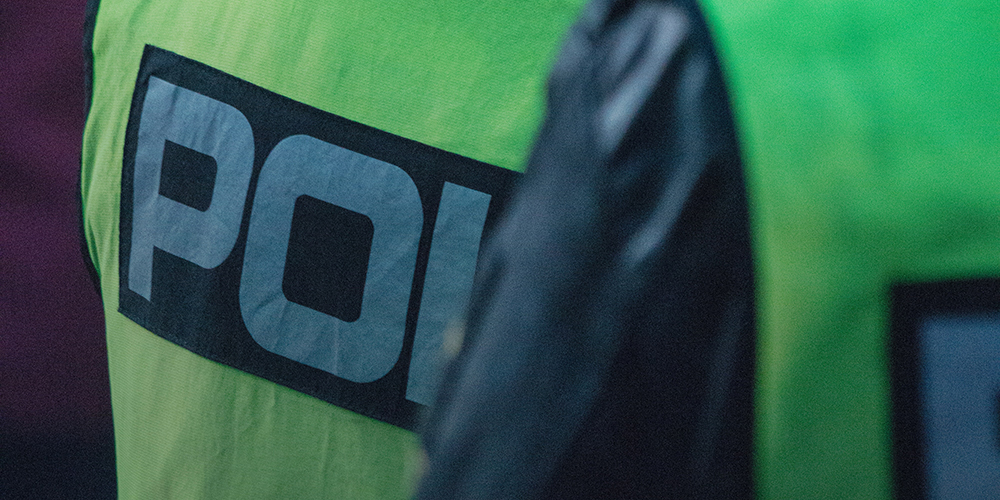 Rygg på poliser med reflexvästar